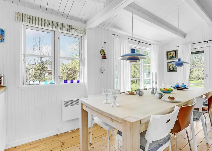 4 Bedroom Awesome In Hébergement de vacances