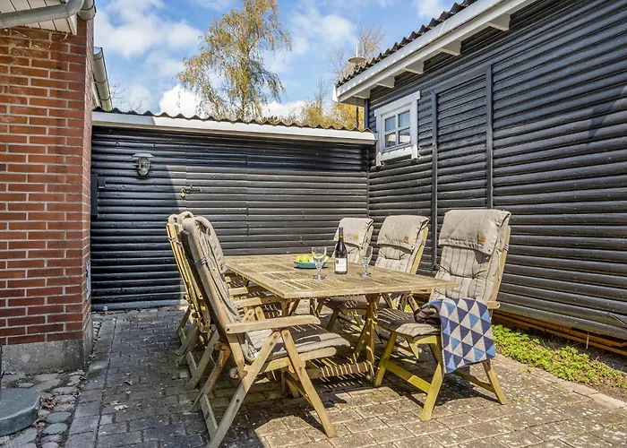 4 Bedroom Awesome In Hébergement de vacances *