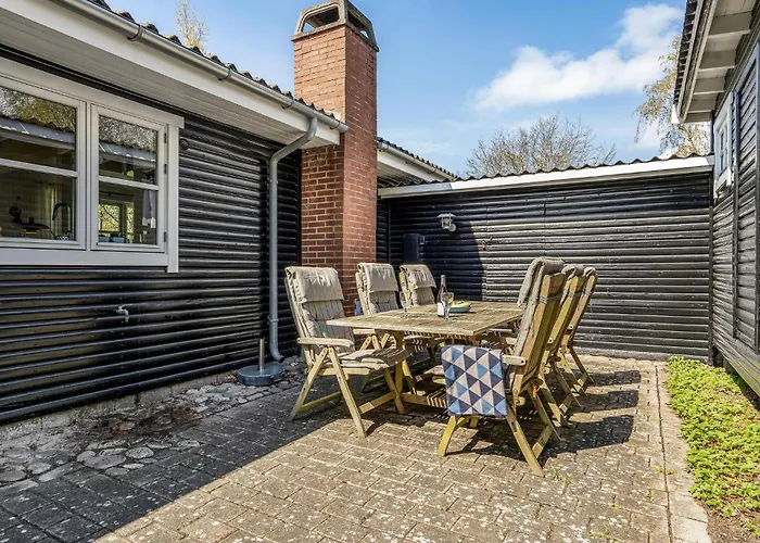 4 Bedroom Awesome In Hébergement de vacances *